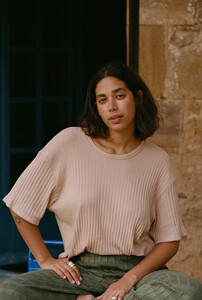 Nenes_loungewear_SS25_La_clique_drop_1_PAP_tshirt_emilie_noisette_5.jpg