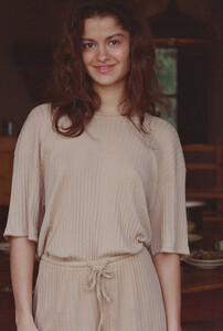 Nenes_loungewear_SS25_La_clique_drop_1_PAP_tshirt_emilie_noisette_5_new.jpg