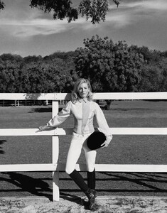 Porterissue12siennamiller(11).thumb.jpg.9d51d6b17e4437f05f4127ba198a1b49.jpg