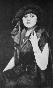 Theda_Bara_portrait_2,_Photoplay_Feb_1923.jpg