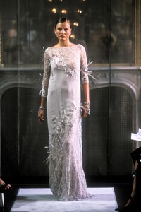 Valentino1998HauteCouture105.thumb.jpg.ef0a68182487e1e262e056e98e9b0514.jpg