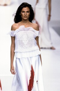 Valentino1999WomenRTW132.thumb.jpg.96c71055acde2fbdfb0553ae2c5bfbe5.jpg