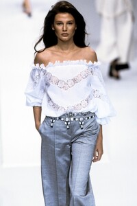 Valentino1999WomenRTW41.thumb.jpg.6e851f95d6deaf067679cedd292b5e4a.jpg
