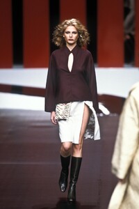 Valentino1999WomenRTW41.thumb.jpg.7c280db54777c3f1bb6425e03be93288.jpg