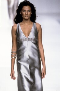 Valentino1999WomenRTW50.thumb.jpg.abba649493707e22f271e47c4398e446.jpg
