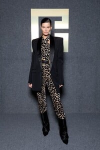 balmain-show-09.thumb.jpg.7947918f150ffdf26c0634b66fdf2f94.jpg