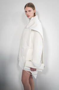 courreges-bks-f25-232.thumb.jpg.d578eb57043e4222dcc8ce0028337de1.jpg