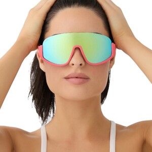 diff-sport-blazer-coral-turquoise-ice-mirror-sunglasses-on-model-1.thumb.jpg.0f67077060e04e133a0627b47020b073.jpg