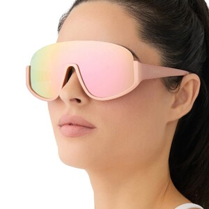 diff-sport-blazer-rose-gold-peach-mirror-sunglasses-on-model-3.thumb.jpg.81d56e533db766809e1661f6e7292f7e.jpg