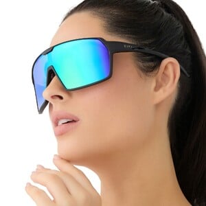 diff-sport-charge-matte-black-green-mirror-sunglasses-on-model-2.thumb.jpg.883c73f1beb346afa5f162d4829e3a21.jpg