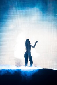 dualipa-5.jpg