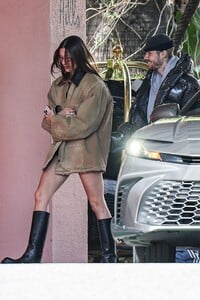 hailey-and-justin-bieber-s-romantic-valentine-s-lunch-02.14.2025-5.jpg