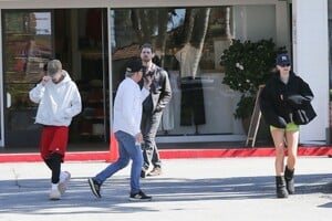 hailey-justin-bieber-s-casual-chic-style-post-yoga-0.jpg