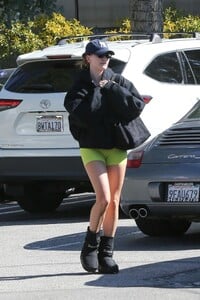 hailey-justin-bieber-s-casual-chic-style-post-yoga-10.jpg