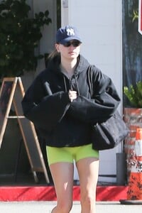 hailey-justin-bieber-s-casual-chic-style-post-yoga-4.jpg