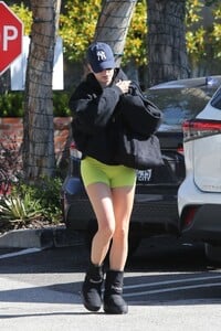 hailey-justin-bieber-s-casual-chic-style-post-yoga-7.jpg