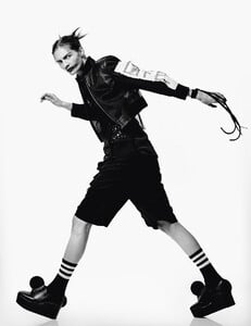 karolin-wolter-by-christian-macdonald-for-i-d-magazine-spring-2015-4.thumb.jpg.acbbbd1f4114b692d4532e76492cccfe.jpg