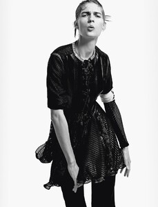 karolin-wolter-by-christian-macdonald-for-i-d-magazine-spring-2015-9.thumb.jpg.7cf9d27bdb1a6759e9567c03aa00568d.jpg