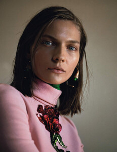 karolin-wolter-by-zoe-ghertner-for-vogue-uk-august-2015-8.thumb.jpg.b102e0cc21fc8a88b2444b551a737dc6.jpg