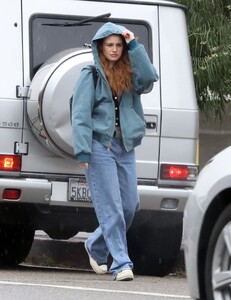 madelaine-petsch-s-la-coffee-run-style-03.05.2025-4.jpg