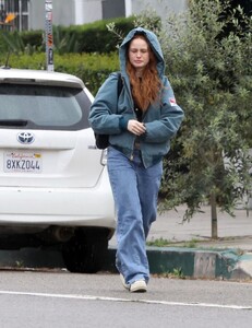 madelaine-petsch-s-la-coffee-run-style-03.05.2025-5.jpg