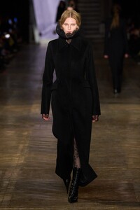 mcqueen-fall-2025-fashion-show-the-impression-003-scaled.jpg