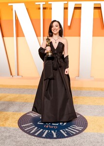 mikey-madison-s-dior-tiffany-look-steals-the-oscars-2025-spotlight-0.jpg