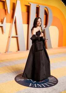 mikey-madison-s-dior-tiffany-look-steals-the-oscars-2025-spotlight-1.jpg