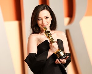 mikey-madison-s-dior-tiffany-look-steals-the-oscars-2025-spotlight-2.jpg
