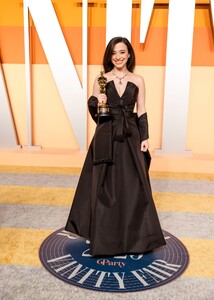 mikey-madison-s-dior-tiffany-look-steals-the-oscars-2025-spotlight-6.jpg