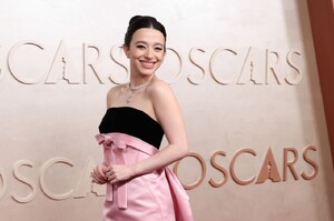 mikey-madison-s-old-hollywood-glamour-at-2025-oscars-10.jpg