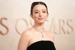 mikey-madison-s-old-hollywood-glamour-at-2025-oscars-11.jpg