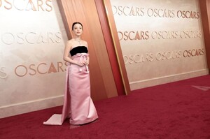 mikey-madison-s-old-hollywood-glamour-at-2025-oscars-12.jpg