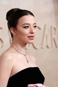 mikey-madison-s-old-hollywood-glamour-at-2025-oscars-6.jpg