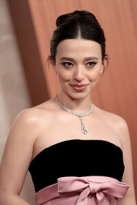 mikey-madison-s-old-hollywood-glamour-at-2025-oscars-9.jpg