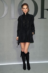 natalie-portman-s-gothic-twist-on-dior-s-fall-show-look-1.jpg