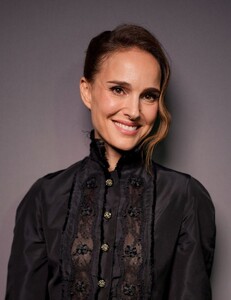 natalie-portman-s-gothic-twist-on-dior-s-fall-show-look-4.jpg