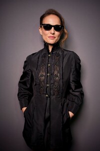 natalie-portman-s-gothic-twist-on-dior-s-fall-show-look-5.jpg