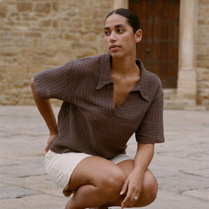 nenes_SS25_la_clique_lookbook_morgane_marron_Carr.jpg