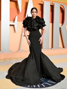 sofia-carson-at-the-2025-vanity-fair-oscar-party-2.jpg