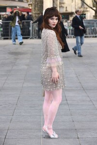 sophie-thatcher-at-valentino-fall-winter-2025-paris-show-03.09.2025-0.jpg