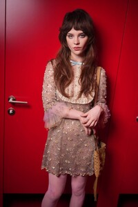 sophie-thatcher-at-valentino-fall-winter-2025-paris-show-03.09.2025-3.jpg