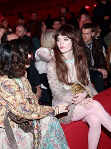 sophie-thatcher-at-valentino-fall-winter-2025-paris-show-03.09.2025-5.jpg