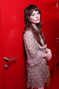 sophie-thatcher-at-valentino-fall-winter-2025-paris-show-03.09.2025-6.jpg