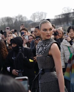 stunning @romeestrijd entering the @dior show..#dior #pfw #streetstyle #fashionphotography #romeestrijd (2).jpg