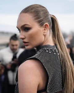 stunning @romeestrijd entering the @dior show..#dior #pfw #streetstyle #fashionphotography #romeestrijd.jpg