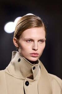 victoria-beckham-clp-f25-019.thumb.jpg.b04b25d4187d84a78183d065131fed55.jpg