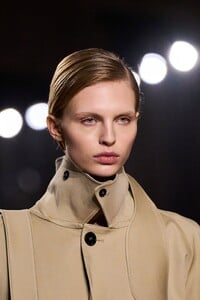 victoria-beckham-clp-f25-031.thumb.jpg.c8a2793ea73f4c3c3dd582375f67c8ac.jpg