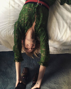 voguekoreafeb2016011.thumb.jpg.e55cd74988ada52116543e90d1ba5868.jpg