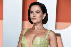 zoey-deutch-shines-at-vanity-fair-oscar-2025-party-4.jpg